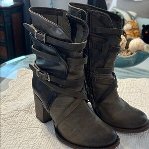 Stylish Women's Buckle Boots. Freebird Baker. Leather. Size 8